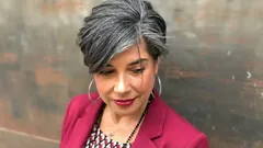 Grått hår är åter på trend: fem frisyrer som föryngrar varje look utan färgning