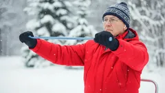 Bara 15 minuter om dagen – och lederna blir som nya: de bästa övningarna för dig som är över 60