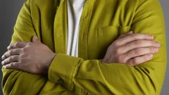 Korslagda armar under ett samtal säger mer om en person än ord – psykologernas förklaring