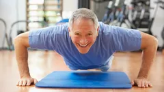 Om du klarar så här många armhävningar efter 55 är din armstyrka fantastisk