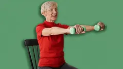 Träning för seniorer: 4 sittande övningar som återställer armstyrkan efter 60