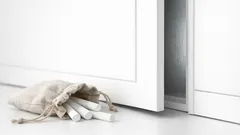 Så blir du av med instängd lukt i kläder – enkla knepet med vit krita i garderoben