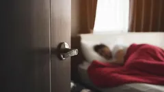 Öppen sovrumsdörr på natten – psykologer förklarar vad det säger om din personlighet