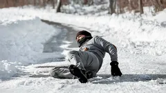 Vad ska man strö på gångar mot is – experter listar de 9 bästa alternativen