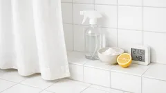 Så får du bort mögel på duschdraperiet med 3 enkla hemmaknep