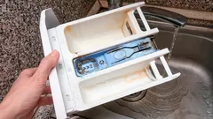 Tvättmaskinens tvättmedelsfack blir rent på en minut: enkelt knep utan kemikalier