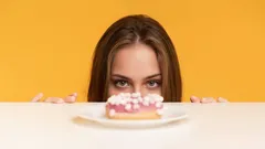 Varför du hela tiden blir sugen på sött: Dietister pekar ut huvudproblemet