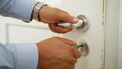 Människor som dubbelkollar dörrarna innan de ska sova förenas av de här 8 egenskaperna