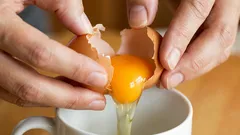 Så här kontrollerar du enkelt om ägg är färska hemma: ett enkelt trick med ficklampa